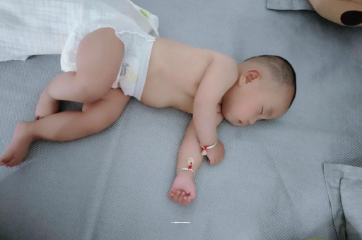 阜阳宝宝拍嗝的正确方法